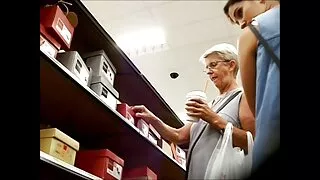 Mia Evans leidžia legendos gaidys įvesti savo pūlingas.