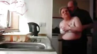 Važiuoja brandaus vaikino gaidys.