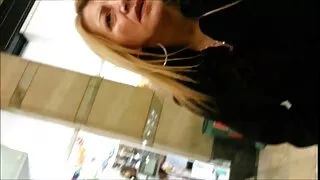 Mergina guodžia save laižydama savo pūlingą su savo kambarioku.
