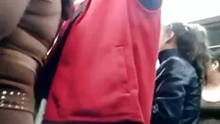 Vyras dulkina moterį, kad nugalėtų koronavirusą.