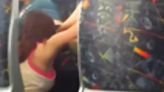 Busty moteris įtikina vaikiną mylėtis.