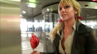 Sofija Lee cums iš dildo ir pisses ant grindų.