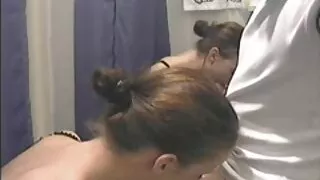 Mokytojas fucks su studentu.