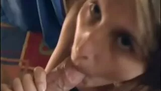 Graži Brunetė dulkina su vyru prieš kamerą ir Garsiai Dejuoja iš malonumo.