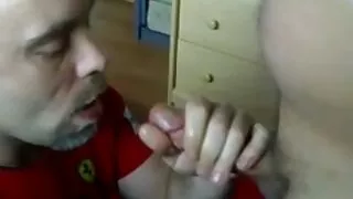 Liesas moteris masturbates ir pila pieną.