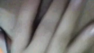 J ohnn vaikas vaikas dulkina juodą kaimyną savo namuose.