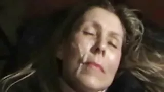 Cums ant prostitutės veido.