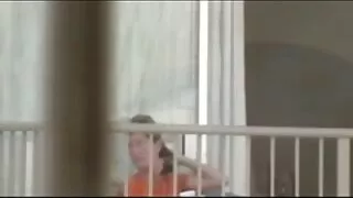Masturbuojantis ir peeing.