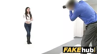 Sandra Zee masturbates virtuvėje.