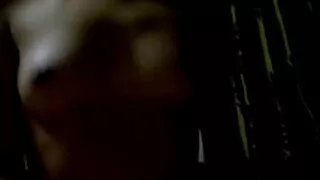 Ebon Fire Tina Fire sukasi sekso sūkuryje su baltu Gaidžiu.