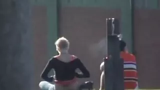 Mergina vilioja baseino valytoją pasimylėti.