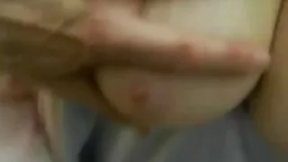 Keiran Lee žiūri į sekretorių ir cums Savo Pūlingas.