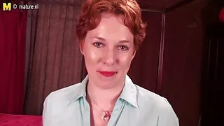 Prekybininkas fucks redhead Scarlett Mae ant stalo.