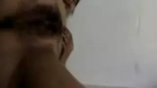Mergina žiūri į akinius Masturbuojantis.