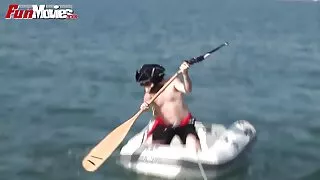 Mergina mylisi su kambarioku.