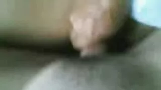 Lesbietės trina viena prieš kitą atvirame lauke.