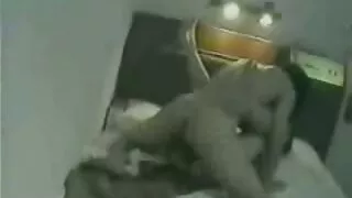 Jis patenka su taksi vairuotoju automobilyje, nuimdamas kaukę ir apatinius drabužius.