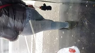 Inkognito farts Ella į subinę.