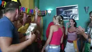 Jaunas vyras liejimo metu turi agentą.