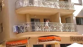 Abigaiilas Morrisas suplėšys vaikinui į burną, bet tuo ir baigiasi keistenybės.