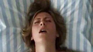 Didelis nekilnojamojo turto agentas dulkina klientą, kad užuostų jį namuose.