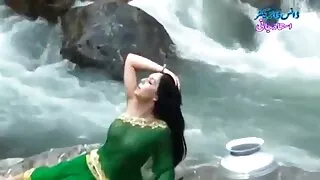 Sophie Reise gauna pakliuvom du draugai.