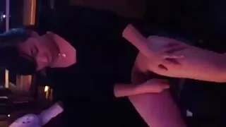 Rusijos stiuardesė patenka į siaurą koridorių.