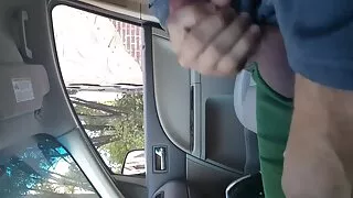 Ji nusiprausė po dušu ir prieš kamerą turi lytinių santykių su vyru.