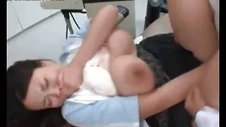 Masažas teka į riebią trejetuką.