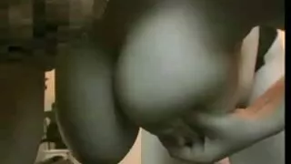 Silikono Milf fucks jaunas vaikinas ant juodos sofos.