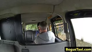Prabanga mergina žieves dėl gaidys po šalis.