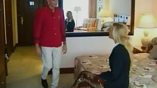 Jis įterpia gaidį į miegančią mergaitę.