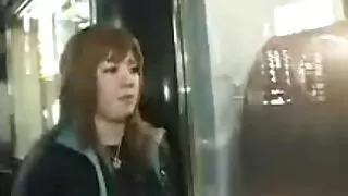 Jis augina savo merginą nėrinių apatiniuose drabužiuose.