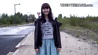 Brunetė masturbates su ilgesys Skausmas.