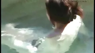 Brunetės laižo ir trina viena prieš kitą.
