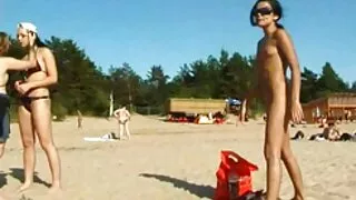 Mokymo įdukros šūdas ir čiulpia gaidys.