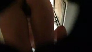Graži juoda moteris pakliuvom dušas.