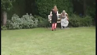 Žiūrėti, kaip ji fucks su mylimuoju, valo spermą iš gauruotas pūlingas.