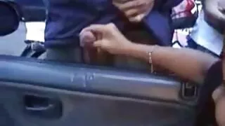 Draugės kviečia savo meilužį pasimylėti.